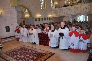 Ministranci przy ołtarzu w kościółku pw. św. Anny w Czarnowąsach