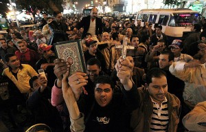 Egipscy muzułmanie i Chrześcijanie wznoszą Koran i Krzyż w ramach protestu przeciw terrorystycznemu zamachowi na koptyjskich chrześcijan