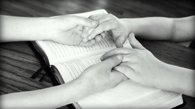 Ręce nad Biblią